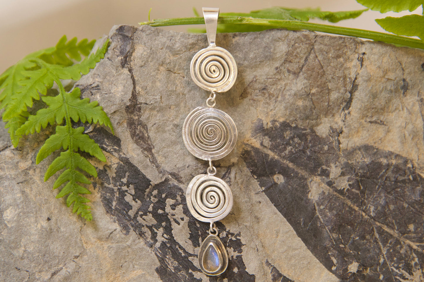 Sterling silver labradorite pendant