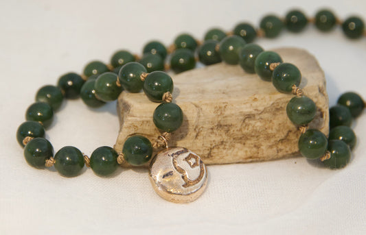 Nephrite jade knotted necklace with a bronze pendant 